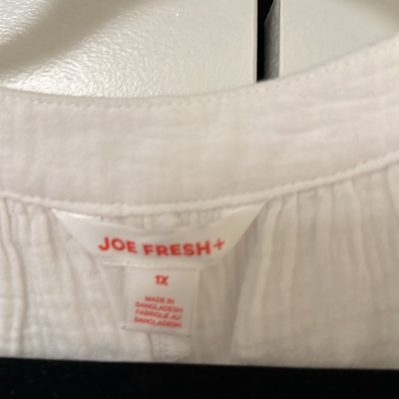 White. Sleeveless blouse. 1X - Picture 2 of 3